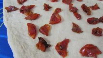 томатный батон с вялеными помидорами