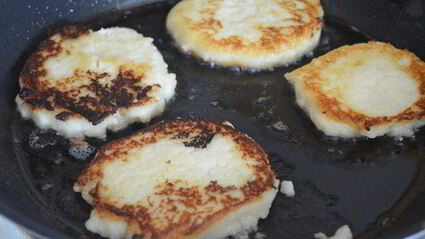 медовые оладушки с домашним сливовым вареньем