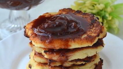 медовые оладушки с домашним сливовым вареньем