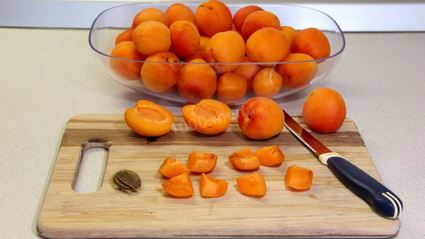 варенье из абрикосов с ядрышками из косточек на зиму