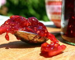 Варенье из крыжовника с клубникой, малиной и апельсином