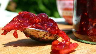 Варенье из крыжовника с клубникой, малиной и апельсином