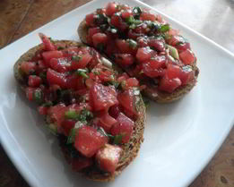 Брускетта с помидорами
