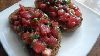 Брускетта с помидорами