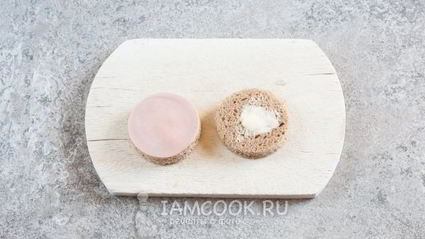 бутерброд обезьяна с сыром и колбасой