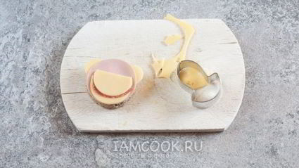 бутерброд обезьяна с сыром и колбасой