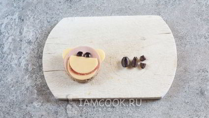 бутерброд обезьяна с сыром и колбасой