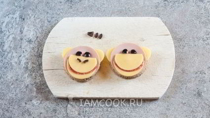 бутерброд обезьяна с сыром и колбасой