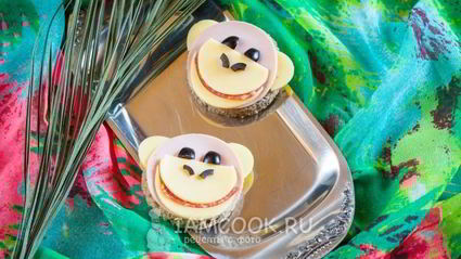 бутерброд обезьяна с сыром и колбасой