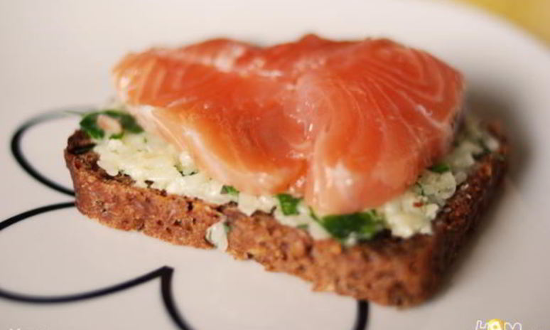 Рецепт бутерброда с сыром, зеленью и красной рыбой