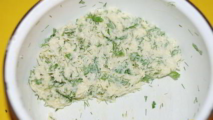 бутерброд с сыром, зеленью и красной рыбой