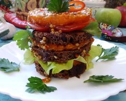 Бутерброд со стейком из тыквы, ржаным хлебом и пикантным соусом