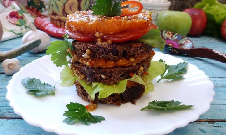 Рецепт бутерброда со стейком из тыквы, ржаным хлебом и пикантным соусом