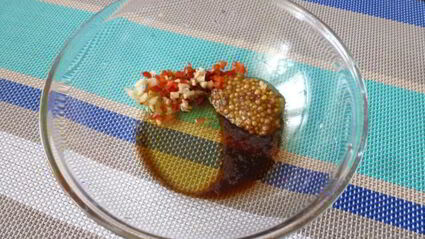 бутерброд со стейком из тыквы, ржаным хлебом и пикантным соусом