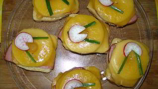 Бутерброды с ананасами и ветчиной