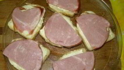 бутерброды с ананасами и ветчиной