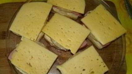 бутерброды с ананасами и ветчиной