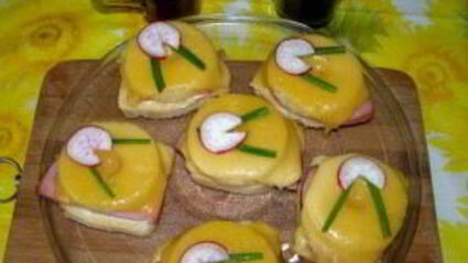 бутерброды с ананасами и ветчиной