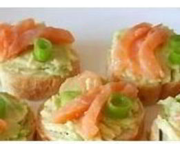 Бутерброды с авокадо и форелью