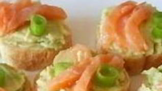 Бутерброды с авокадо и форелью