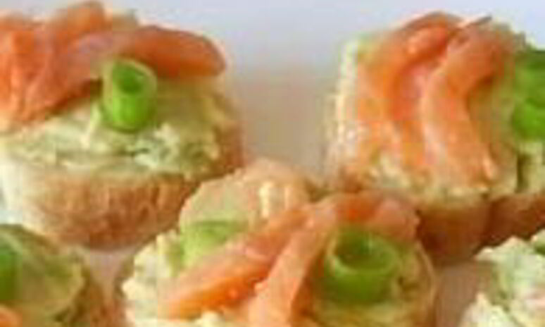 Рецепт бутербродов с авокадо и форелью