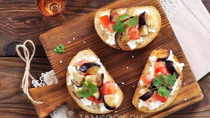 бутерброды с баклажанами, помидорами и чесноком