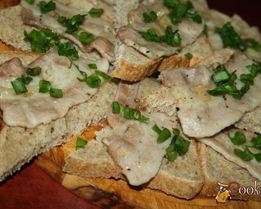 Бутерброды с беконом и зеленым луком на мангале