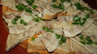 Бутерброды с беконом и зеленым луком на мангале