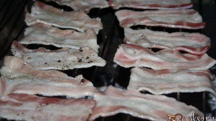 бутерброды с беконом и зеленым луком на мангале