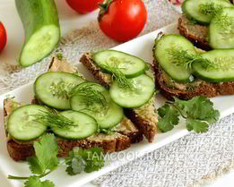 Бутерброды с икрой сельди и огурцом