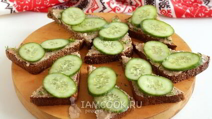 бутерброды с икрой сельди и огурцом