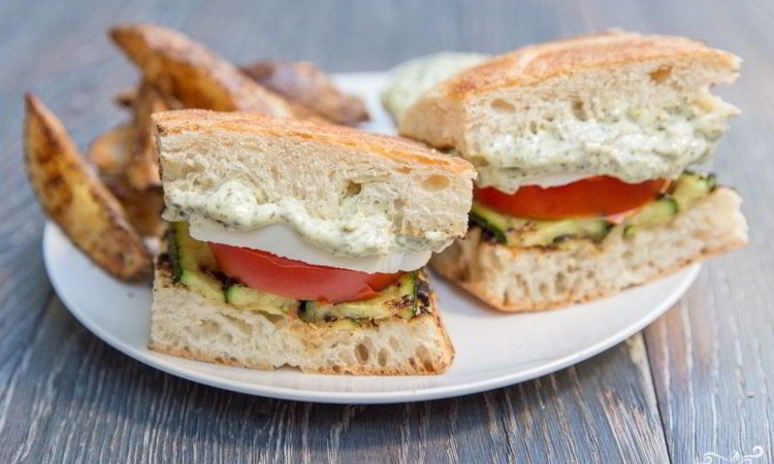 Рецепт бутербродов с кабачком и помидором