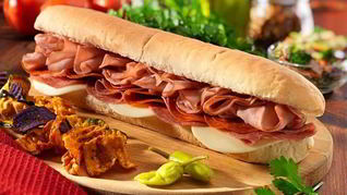 Бутерброды с колбасой и помидорами