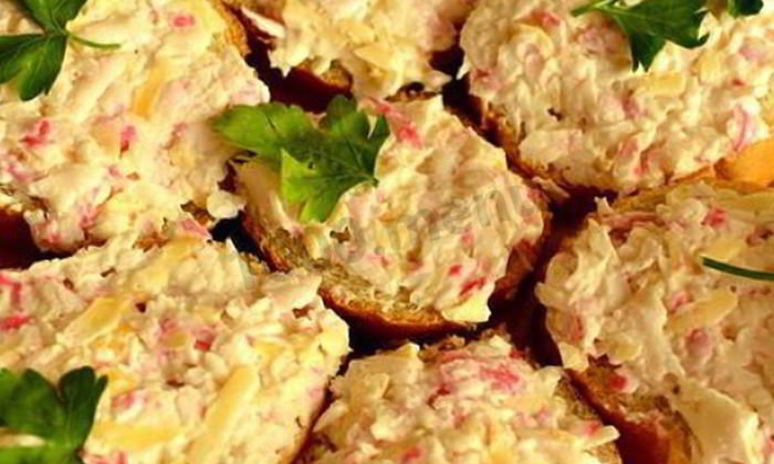 Рецепт бутербродов с крабовыми палочками, сыром и сметаной