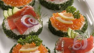 Бутерброды с красной икрой и красной рыбой