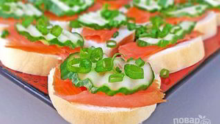 Бутерброды с красной рыбой и огурцом