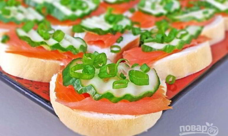 Рецепт бутербродов с красной рыбой и огурцом