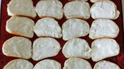 бутерброды с красной рыбой и огурцом