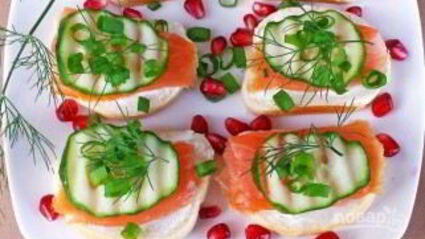 бутерброды с красной рыбой и огурцом