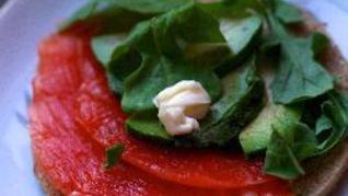 Бутерброды с лососем и авокадо