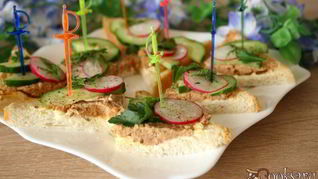 Бутерброды с паштетом и свежими овощами