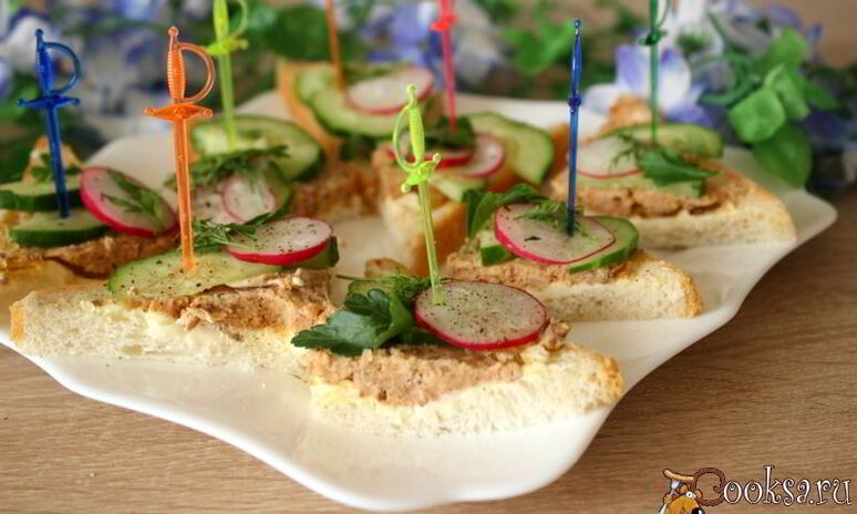 Рецепт бутербродов с паштетом и свежими овощами