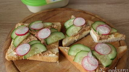 бутерброды с паштетом и свежими овощами