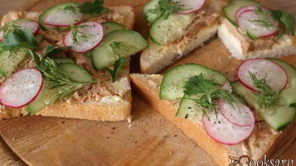 бутерброды с паштетом и свежими овощами