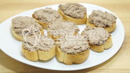бутерброды с паштетом из куриной печени