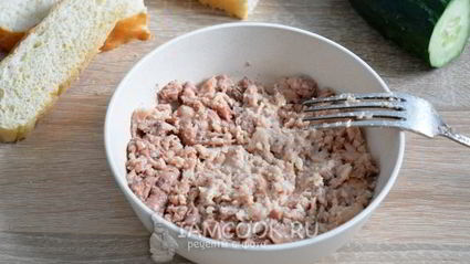 бутерброды с печенью трески и яйцом