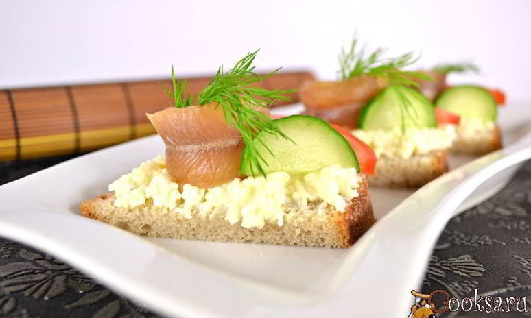 Рецепт бутербродов с плавленным сыром и копченой салакой