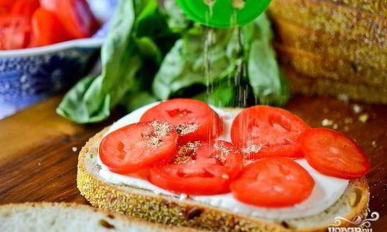 Рецепт бутербродов с помидорами и чесноком