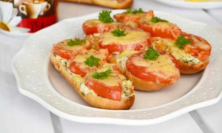 Рецепт бутербродов с помидорами и сыром в духовке