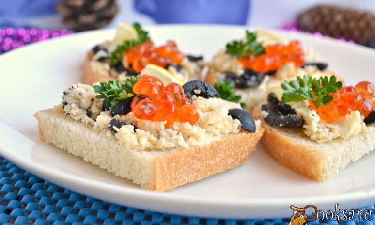 Рецепт бутербродов с сыром, оливками и красной икрой